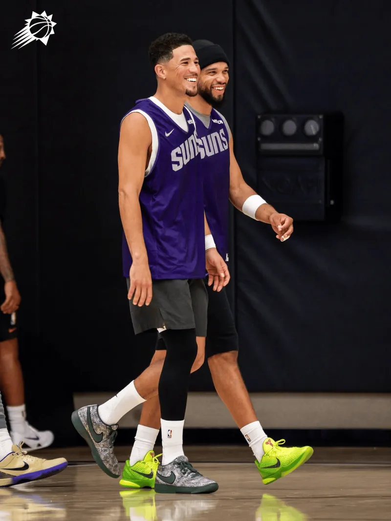 这款怎么样？布克在训练中上脚灰碎叶迷彩配色BOOK1